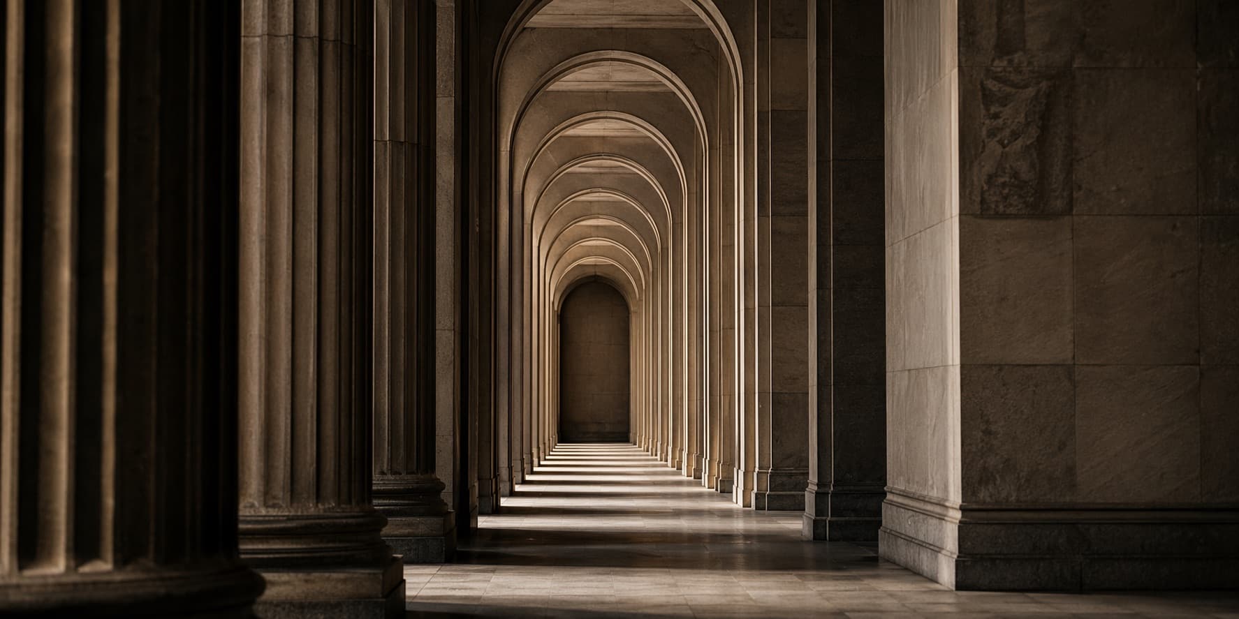 Corredor de arcos de piedra iluminado