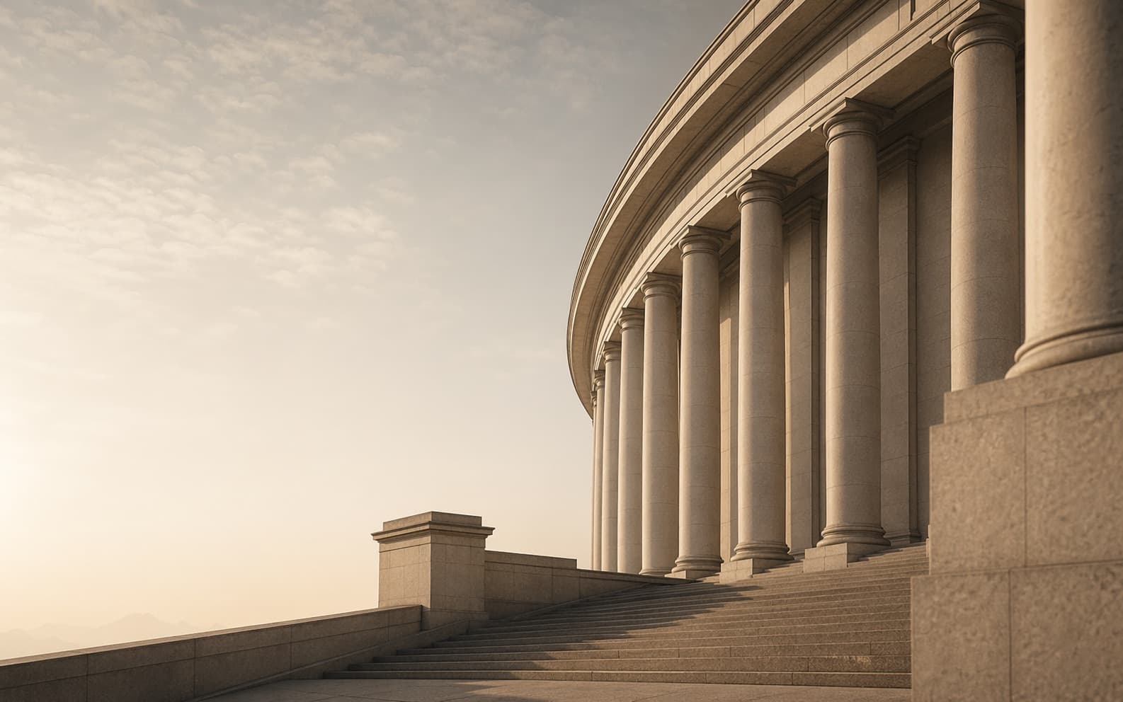Fachada monumental con columnas clásicas